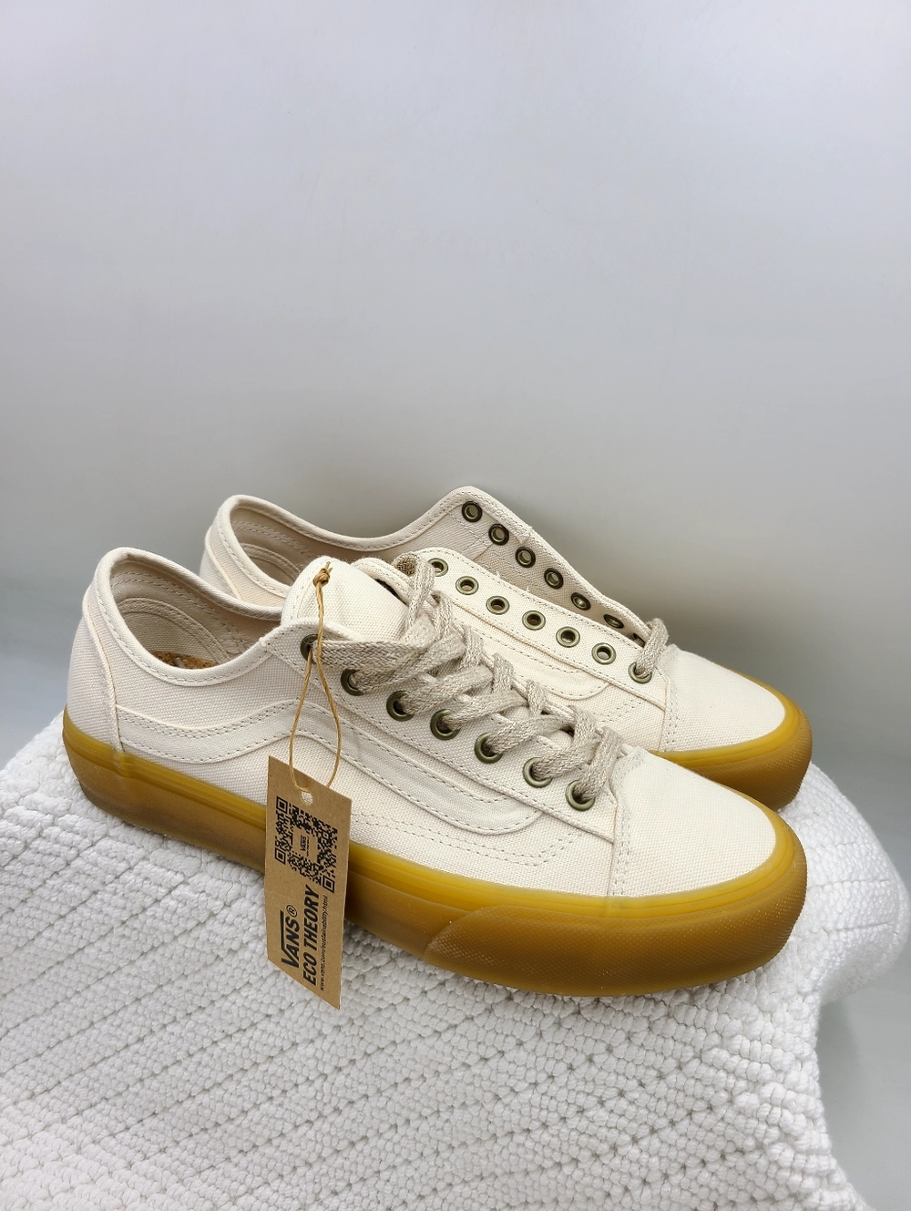 unisex[8m/9.5w] Vans Gumsole Low Top Sneakers - Cream with Honey Gumsole